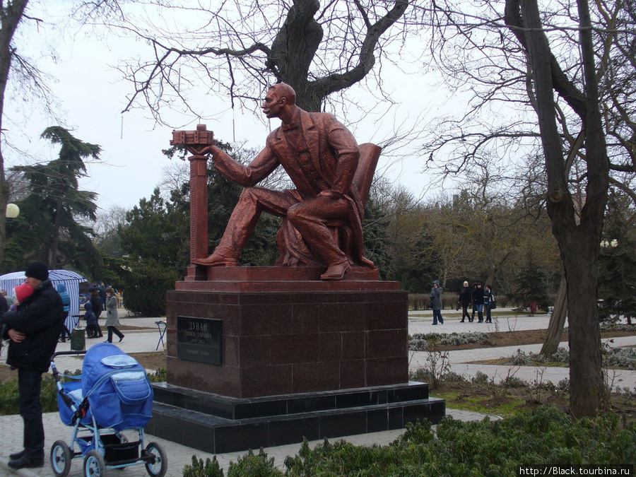 Памятник Семену Эзровичу Дувану Евпатория, Россия