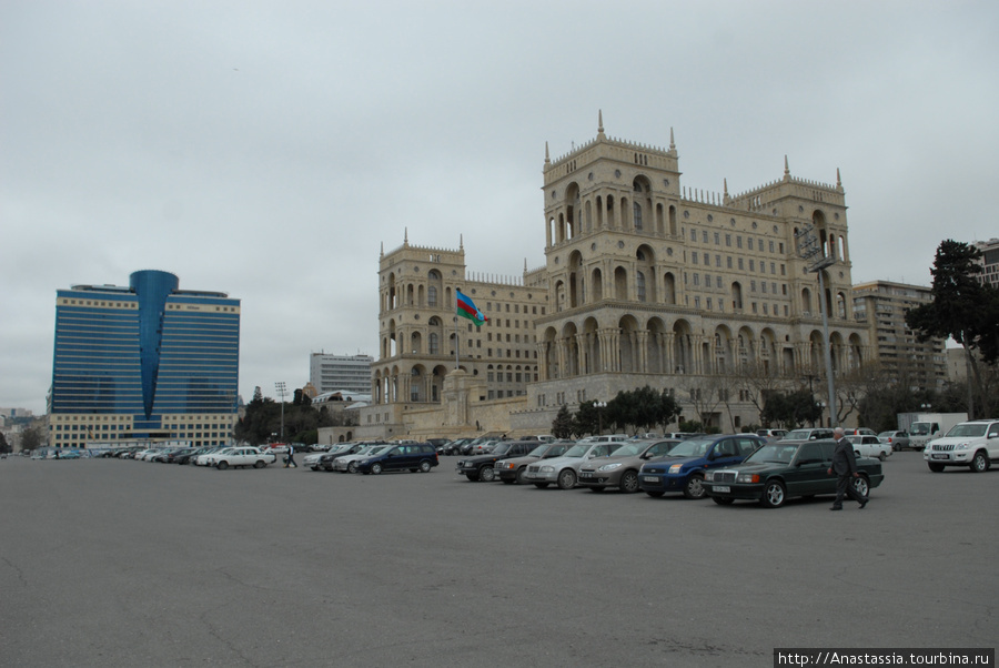 Слева -Хилтон, справа — Дом правительства Баку, Азербайджан