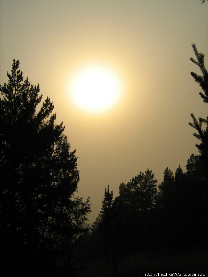Дым от пожара в степи закрыл солнце в горах. Каркаралинск, Казахстан