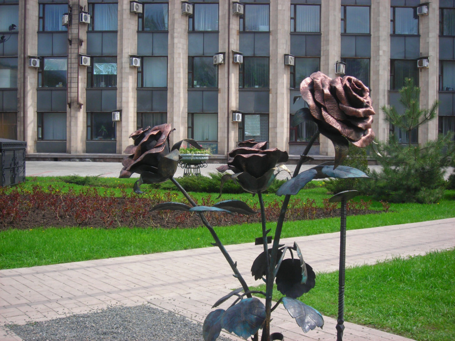 Парк кованых фигур в Донецке - величественное творение, ожившее в череде уникальных скульптур