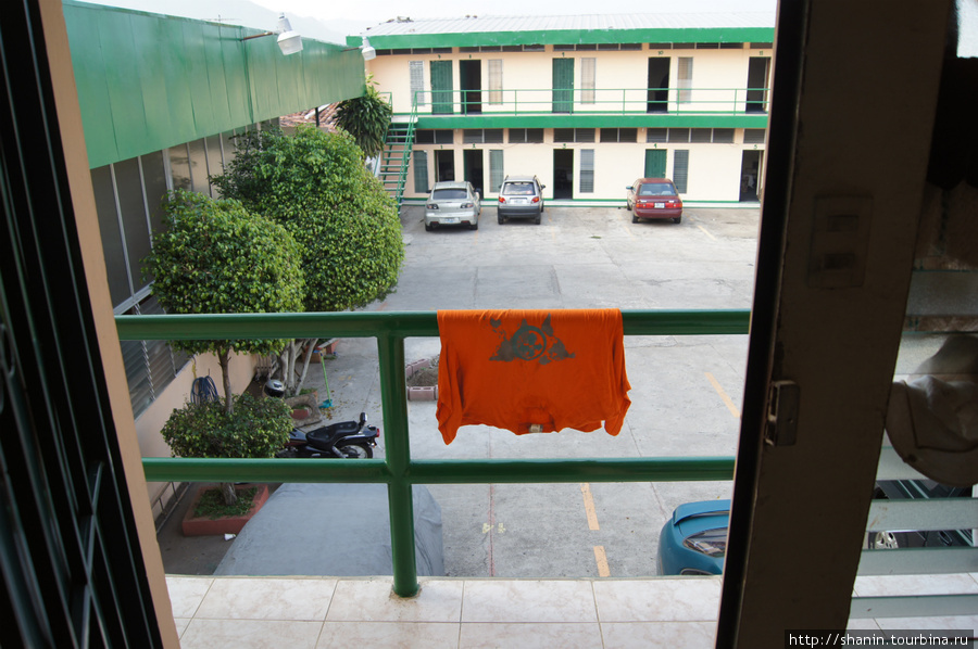 Вид из номера во внутренний дворик отеля Ливингстон в Санта-Ане Санта-Ана, Сальвадор