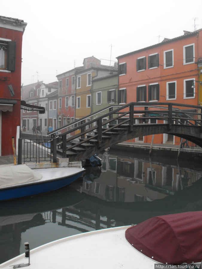 По мостику можно ходить в гости Остров Бурано, Италия