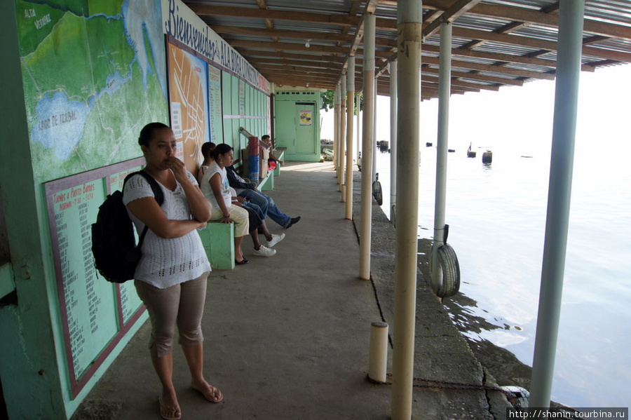 На причале в ожидании катера Ливингстон, Гватемала
