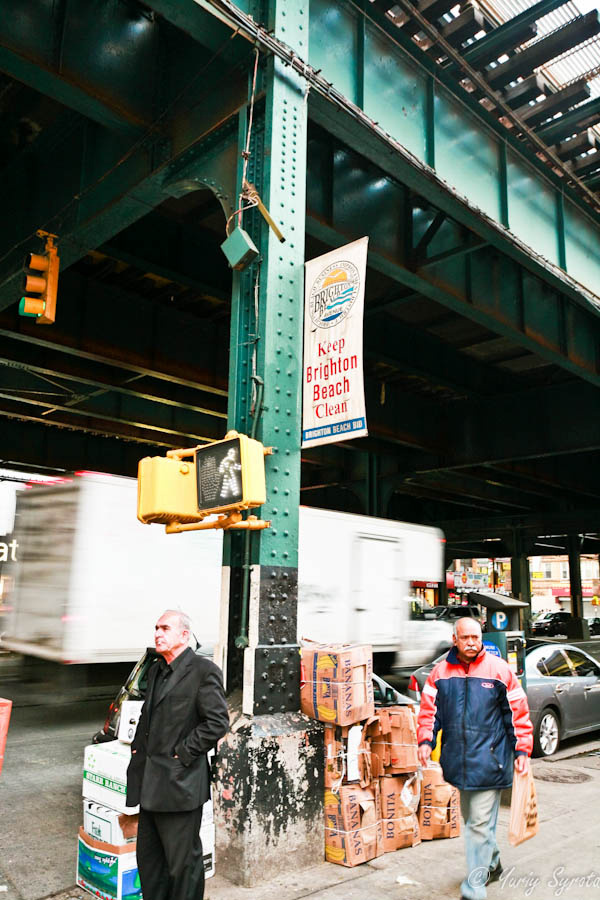 Надпись на плакате: помогите поддерживать в Брайтоне чистоту;) Нью-Йорк, CША