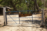 Ворота = въезд на территорию частного пляжа Хермоза