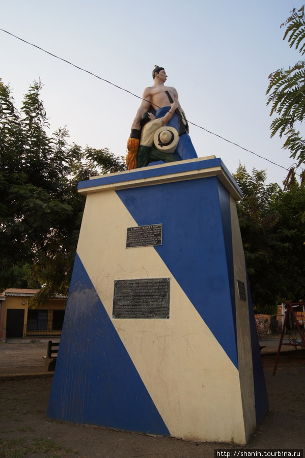 Памятник на центральной площади Риваса Ривас, Никарагуа
