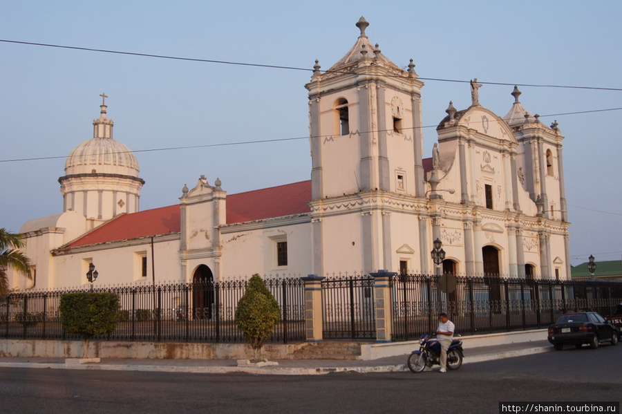 Собор на центральной площади Ривас, Никарагуа