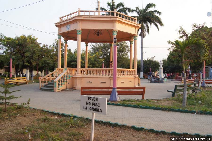 Беседка на центральной площади Ривас, Никарагуа