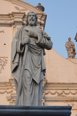 Статуя на фасаде собора в Ривасе
