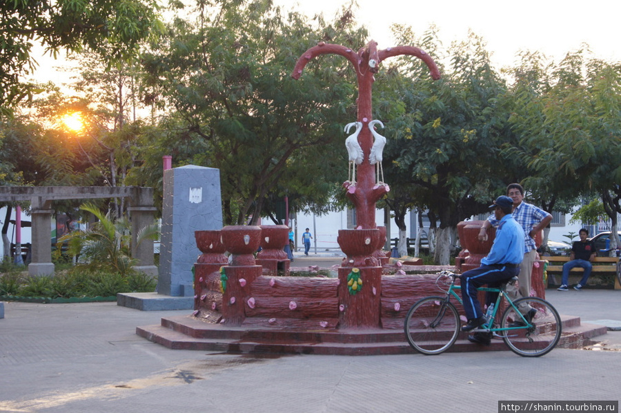 Фонтан на центральной площади Риваса Ривас, Никарагуа