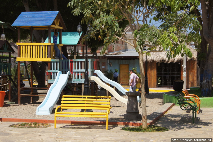 Детская площадка в Сан-Хуан-дель-Сур Сан-Хуан-дель-Сур, Никарагуа