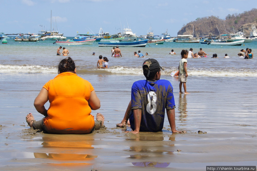 Двое на пляже Сан-Хуан-дель-Сур, Никарагуа