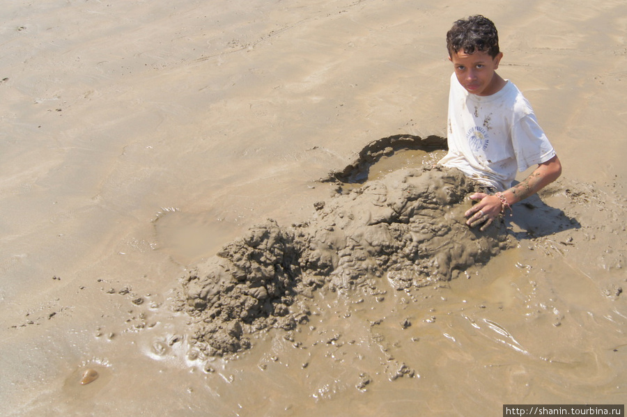 Закопался в песке на пляже Сан-Хуан-дель-Сур, Никарагуа