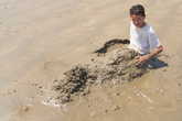 Закопался в песке на пляже