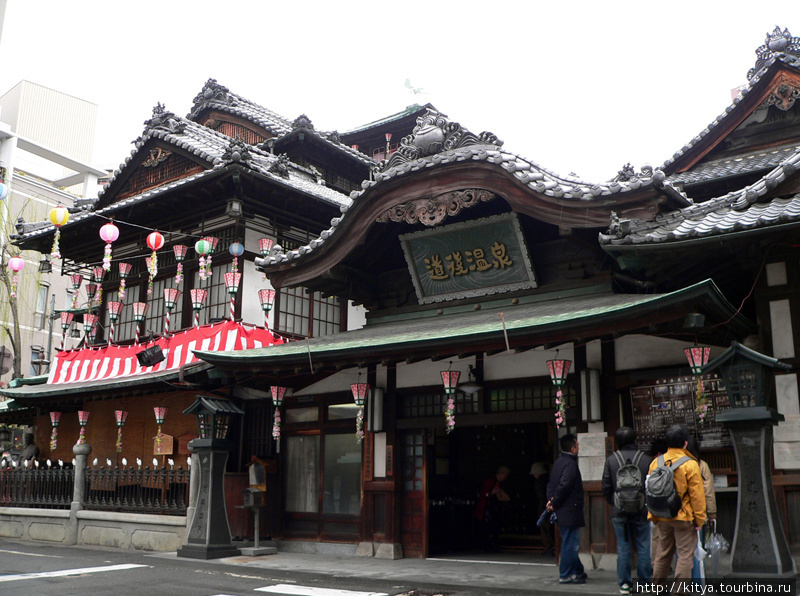 Главный вход. Здание 1894 года постройки Мацуяма, Япония