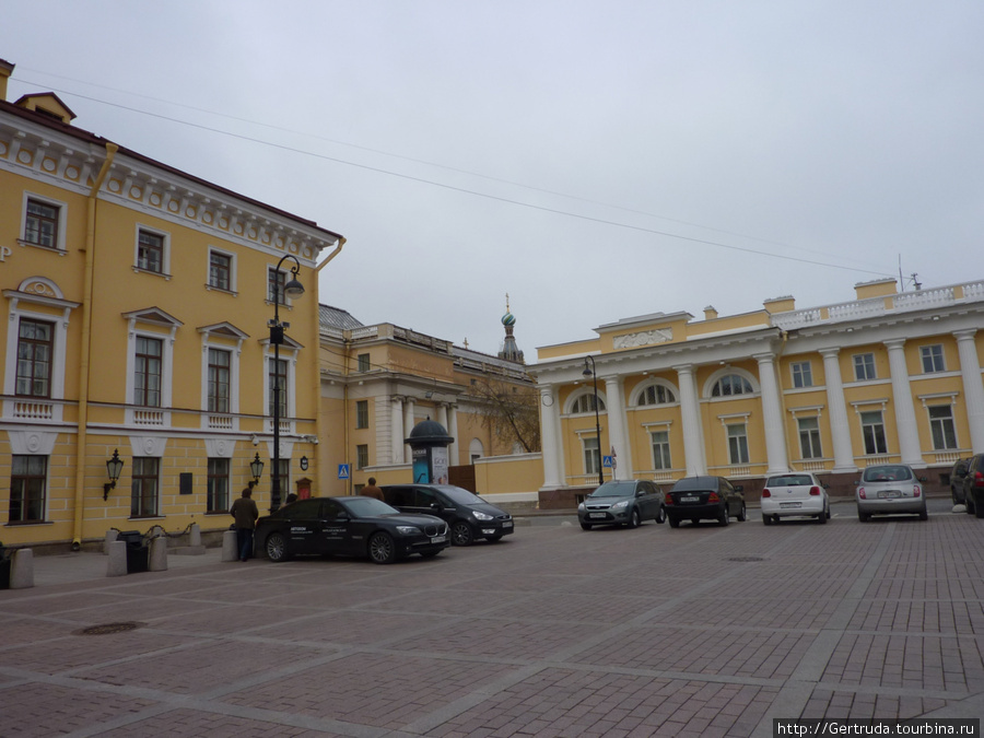Угол здания корпуса Бенуа Русского музея, над ним виден купол Спаса на крови Санкт-Петербург, Россия