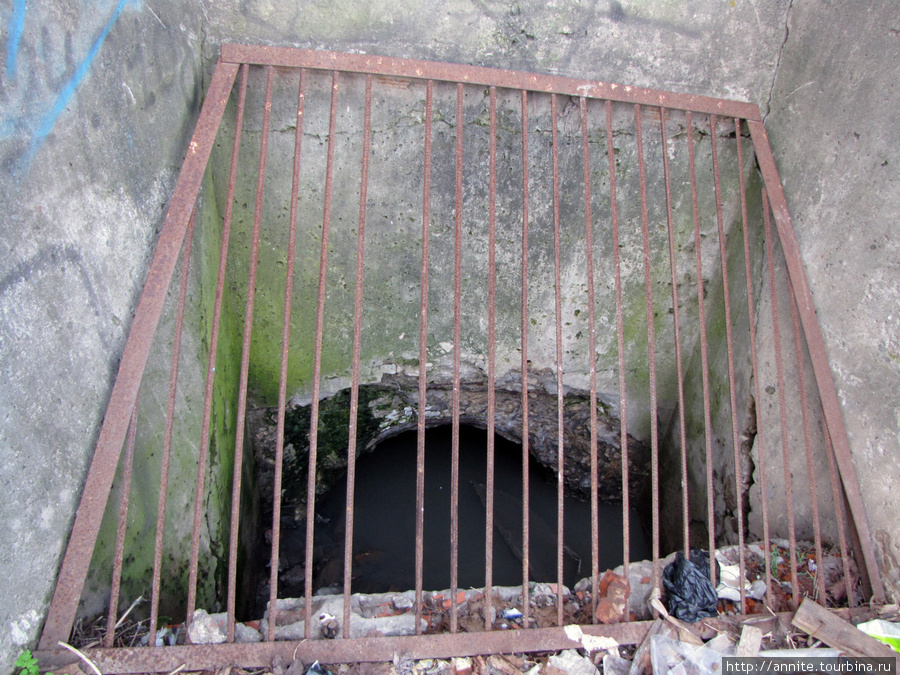 Безымянный — Рюминский ручей, упрятанный под землю, когда-то наполнявший пруд в центре усадьбы. Рязань, Россия