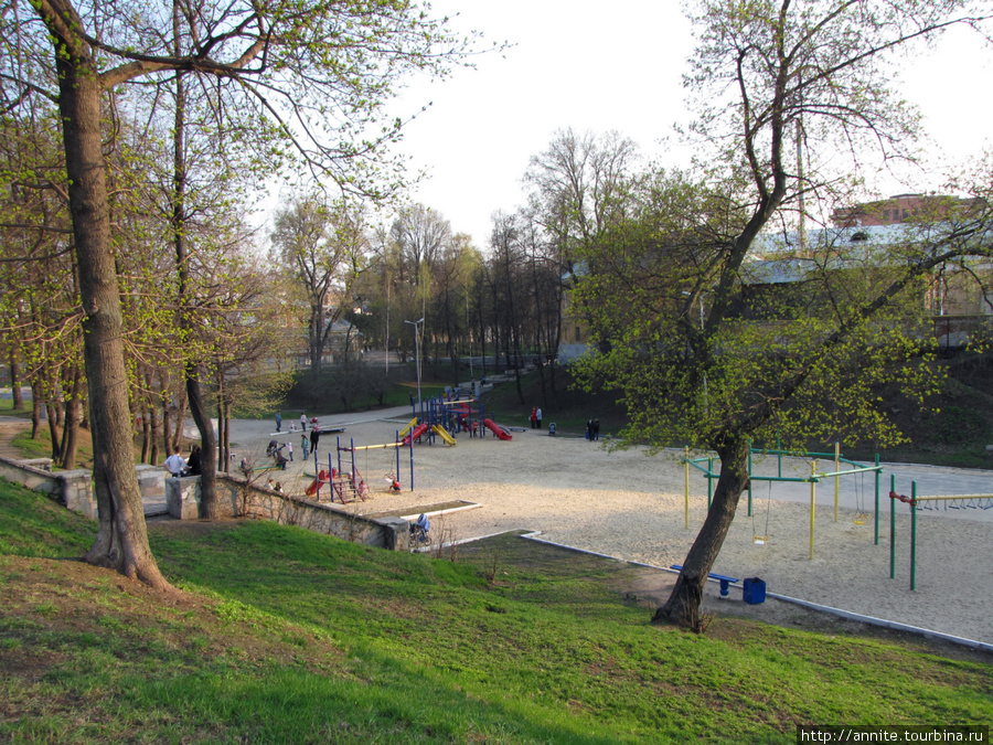 Городской парк. На месте бывшего пруда располагаются детские площадки. Рязань, Россия