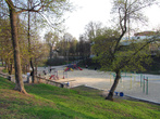 Городской парк. На месте бывшего пруда располагаются детские площадки.