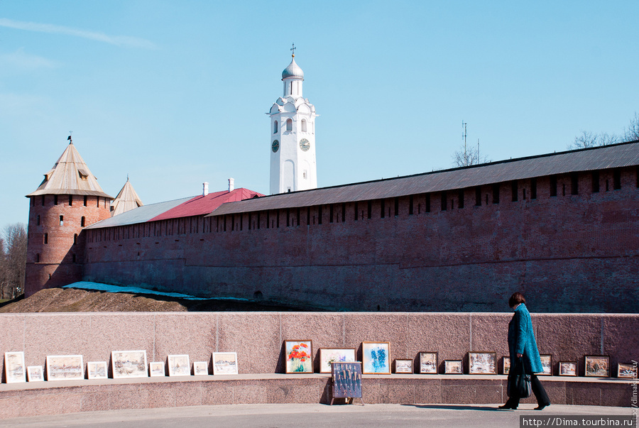 Выставка-продажа картин и сладких петушков на палочке у стен кремля Великий Новгород, Россия