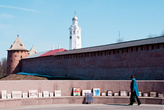 Выставка-продажа картин и сладких петушков на палочке у стен кремля
