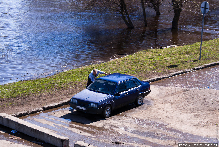Ниже по течению горожане моют свои автомобили... Великий Новгород, Россия