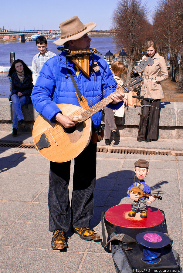 Музыкант с куклой. Дети его просто обожают. А один мальчик громко заметил, что кукла очень похожа на музыканта. :) Великий Новгород, Россия