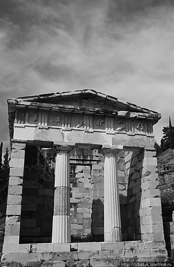 Сокровищница Афинян в прорицалище в Дельфах Греция