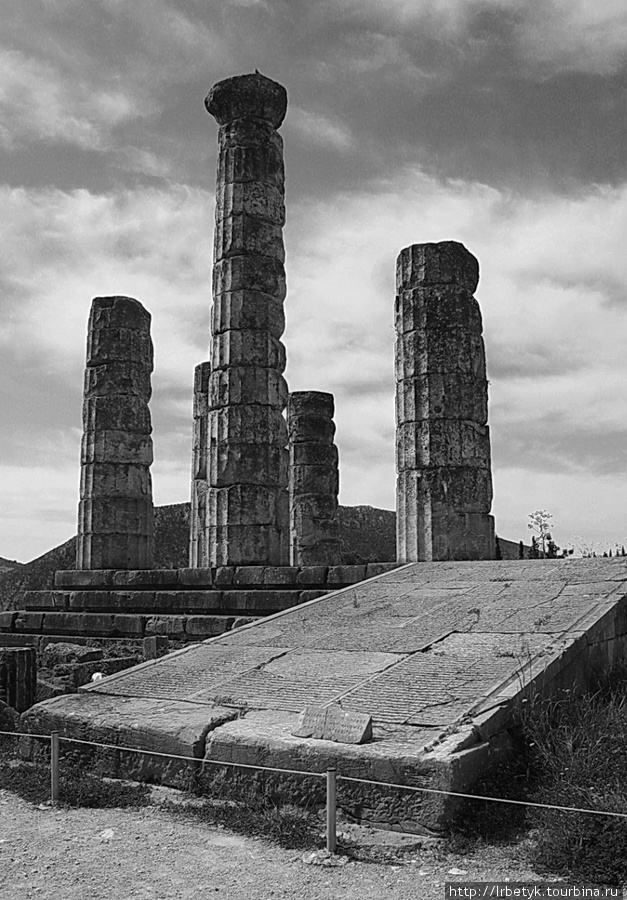 Руины храма Аполлона в Дельфах Греция