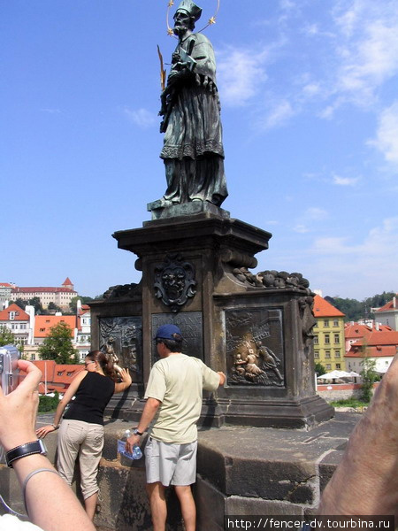 Вот она главная цель паломничества. Прикоснуться в золоту — и желание исполнится. Прага, Чехия