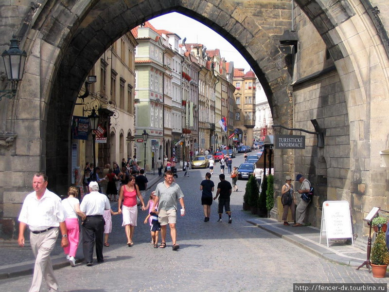 Проходим вторые ворота и выходим на Малострану. Мост пройден. Прага, Чехия