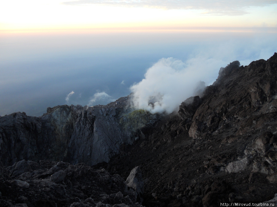 Рассвет на вулкане Мерапи
