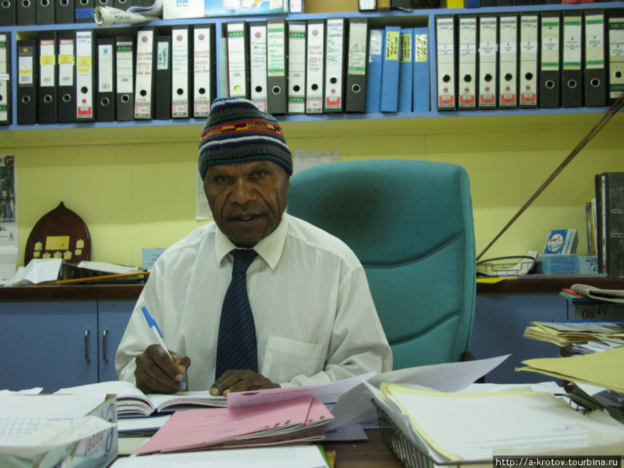 Ректор училища
(В шапке — оттого, что кондиционер в кабинете) Папуа-Новая Гвинея