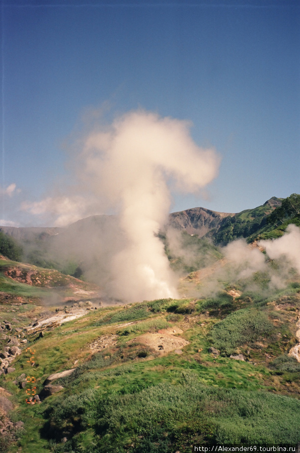 Извержение гейзера Великан. Столб горячей воды выбрасывается вверх на 30 метров. Фото 2003 года, во время моего первого посещения Долины. Камчатский край, Россия