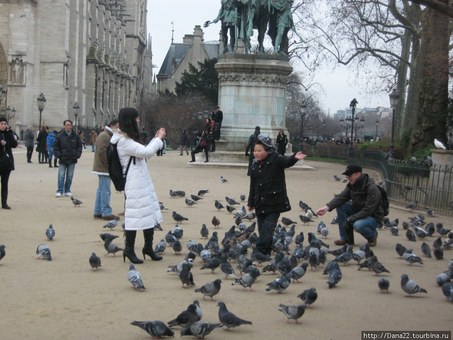 Мальчик, привлекший взгляды туристов, не менее чем сам памятник архитектуры)) Париж, Франция