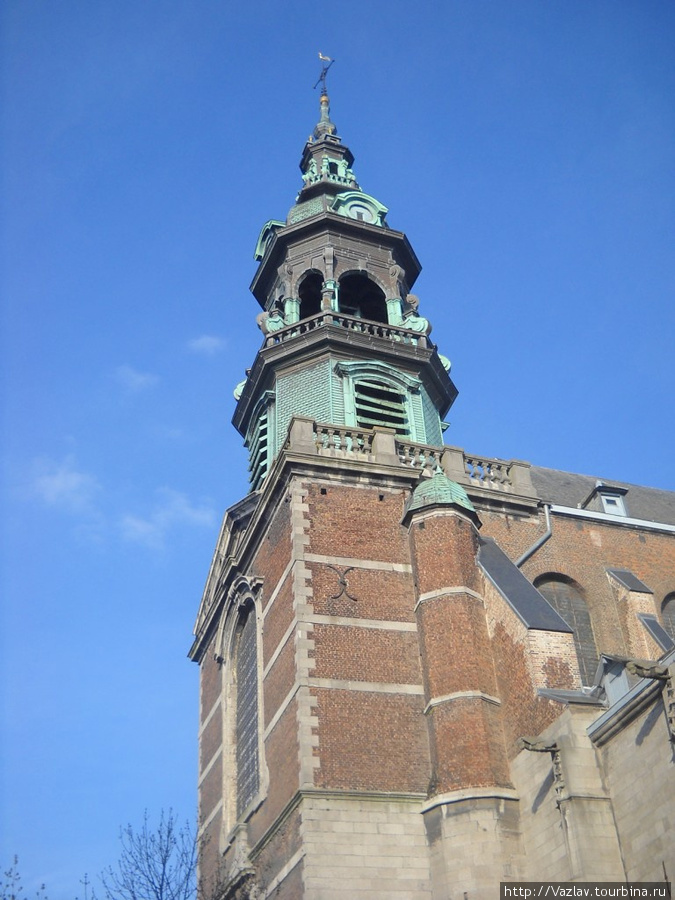 Фрагмент здания и колокольня