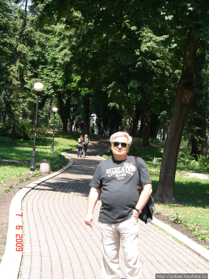 Даже в самый жаркий летний день  на аллеях парка чувствуешь комфортную свежесть и бодрящую прохладу. Киев, Украина