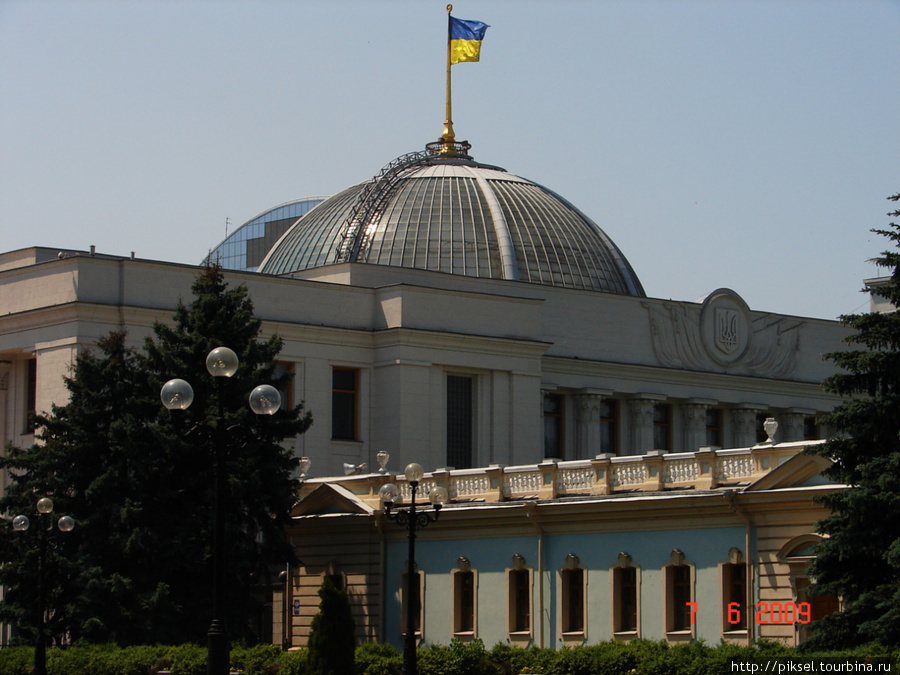 ВСУ примыкает к территории Мариинского дворца, который в настоящее время используется для проведения государственных приемов по случаю различных торжественных событий Киев, Украина