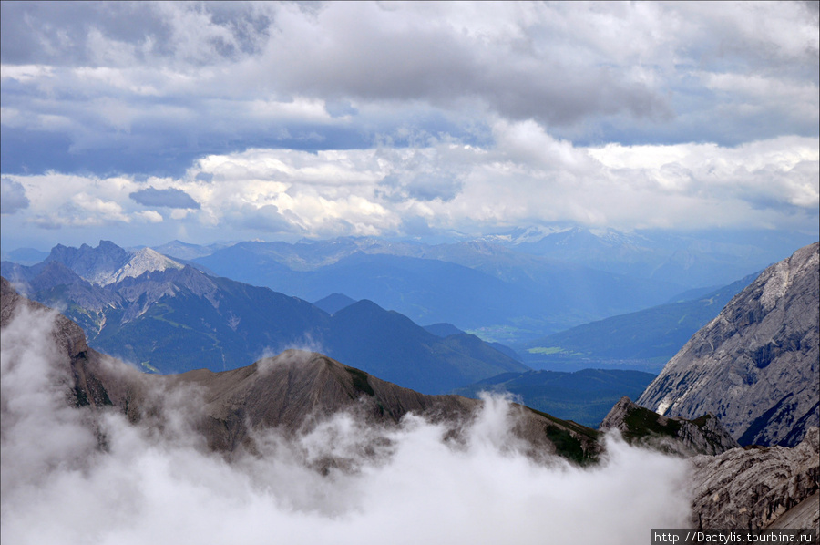 Вид с Цугшпитце, самой высокой точки Германии Земля Бавария, Германия