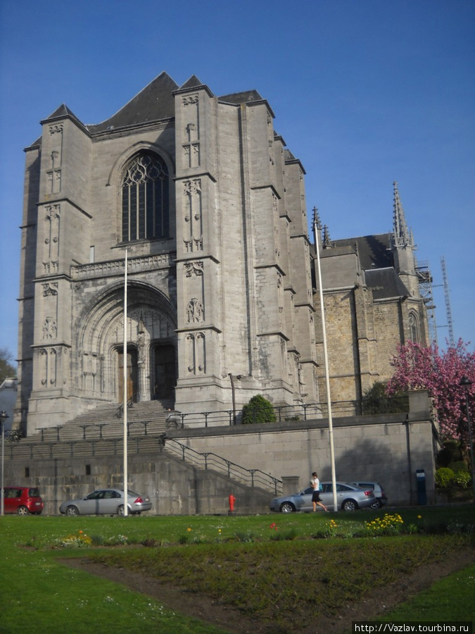 Общий вид церкви Монс, Бельгия