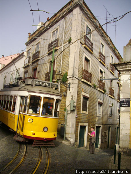 Шоу на весь день. Не самый крутой спуск, не самый узкий переулок Лиссабон, Португалия