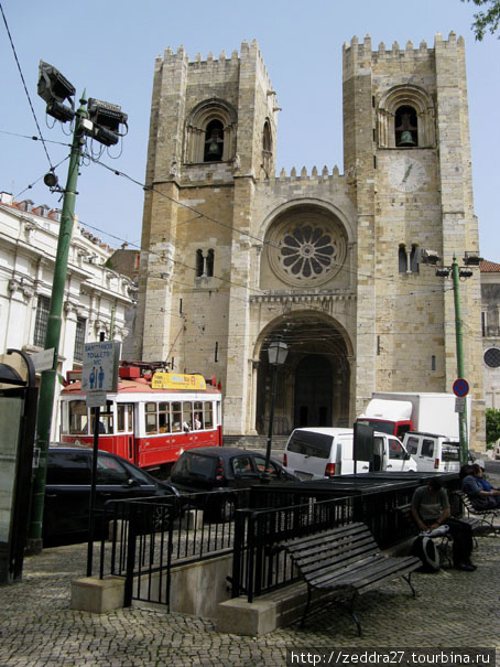 Красный — экскурсионный трамвай и Кафедральный Собор Се. 12 век однако, собор практически не пострадал во время страшного землетрясения 1755 года, как практически не пострадала вся Алфама благодаря скальному грунту Лиссабон, Португалия