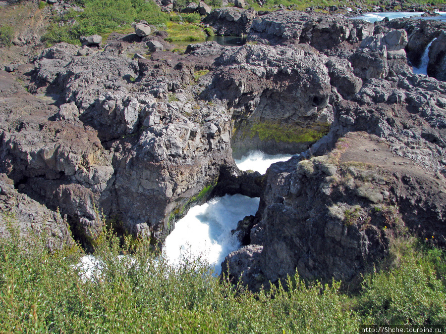 На водопаде и сейчас есть естественная перемычка, но по ней пройти невозможно Хусафетль, Исландия