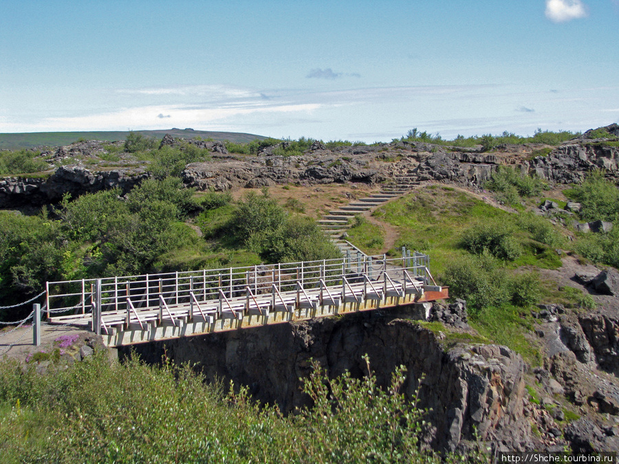 Рукотворный мост проходит не над самим водопадом, а чуть ниже (относительно течения, но не ниже по высоте) Хусафетль, Исландия