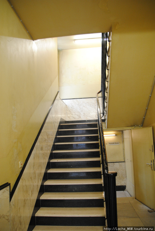 Лестница на второй этаж, где были кабинеты следователей Кёльн, Германия