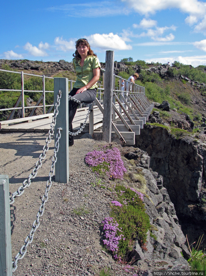 Потом по рукотворному мосту можно перейти на другой берег и пройти вверх к началу водопада Хусафетль, Исландия