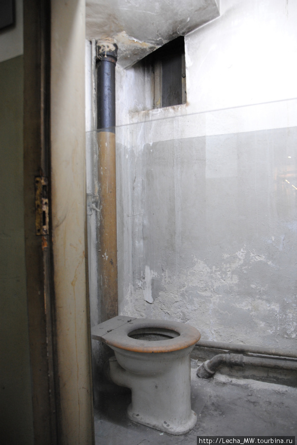 Туалет для охраны и сотрудников гестапо. У заключенных был только бак в камере Кёльн, Германия