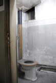 Туалет для охраны и сотрудников гестапо. У заключенных был только бак в камере