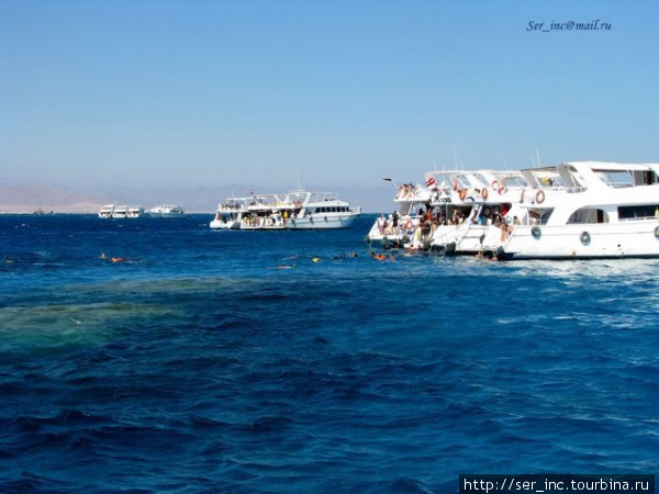 Яхты у коралловых рифов вблизи острова Тиран Шарм-Эль-Шейх, Египет