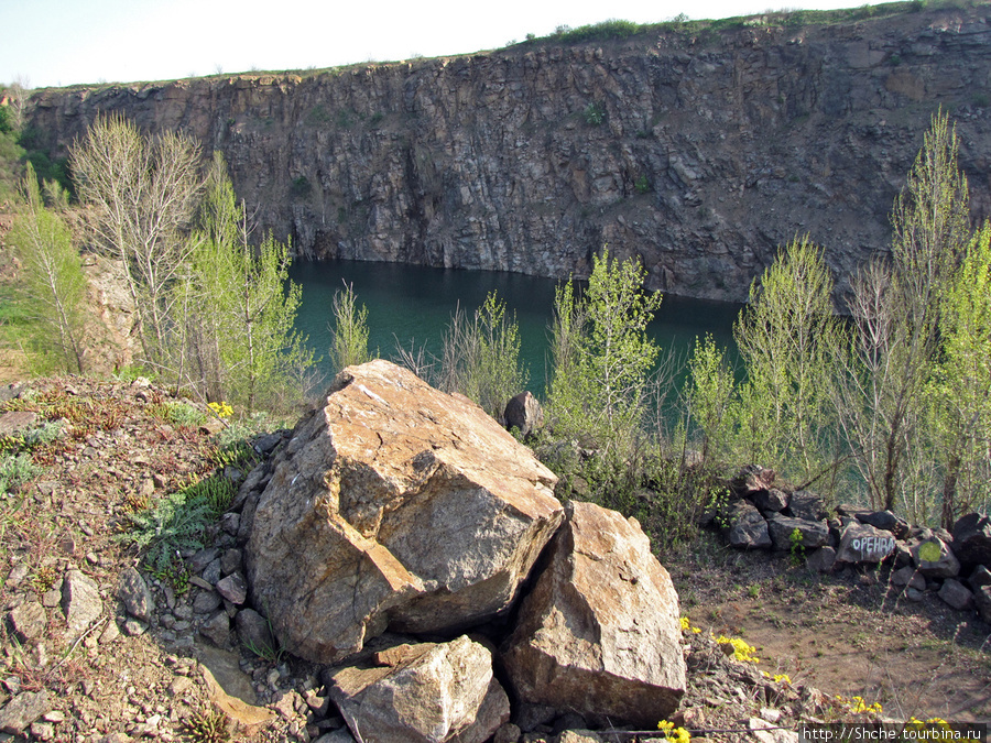 Живописный гранитный карьер у села Чаусово Чаусово, Украина